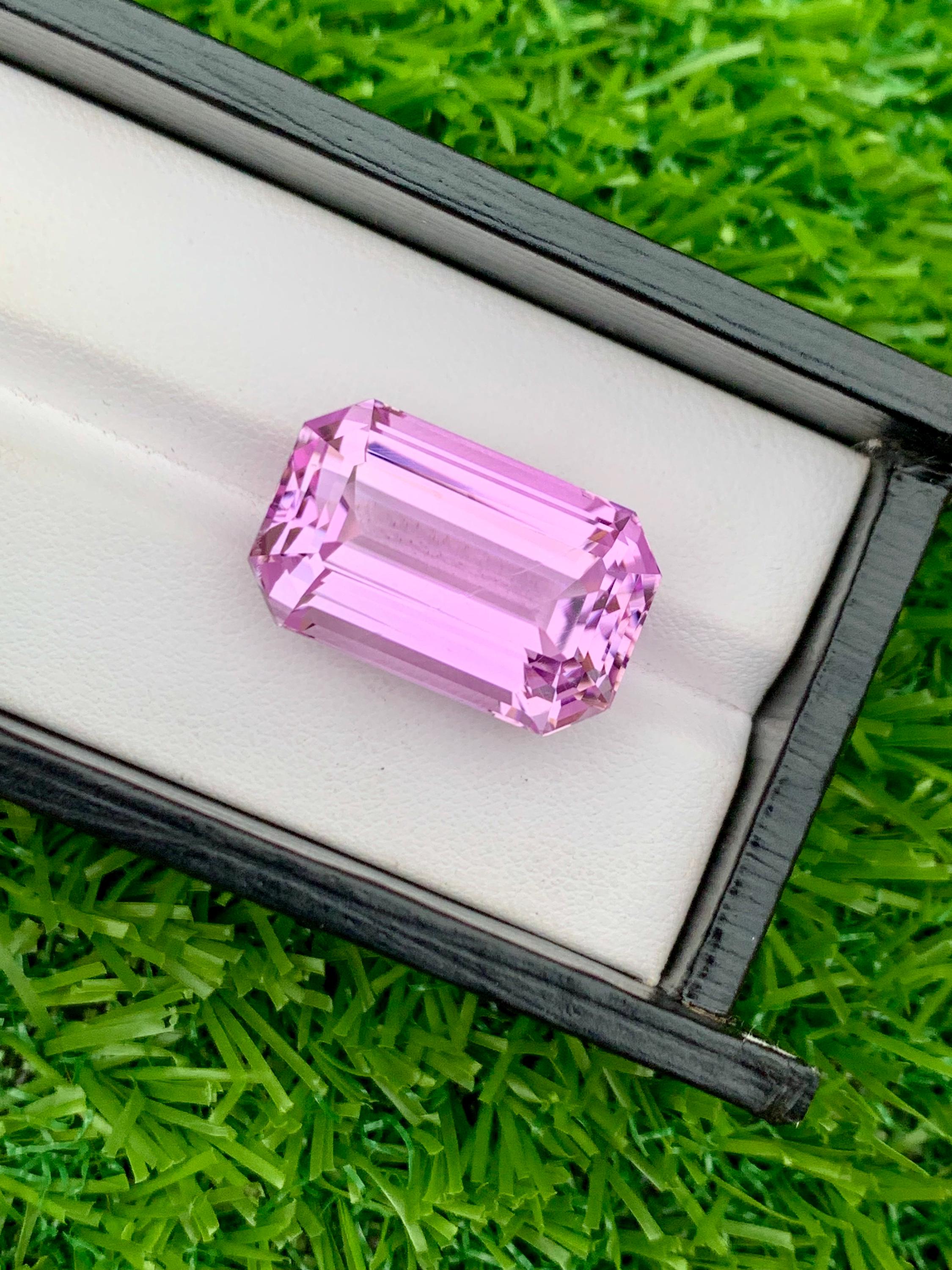 37.10カラットのディープピンククンツァイト宝石：エメラルドカット