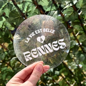 Het leven is mooi in (uw tekst) Gepersonaliseerde regenboog zonnevanger sticker met de stadsnaam van uw keuze – Raamdecoratie