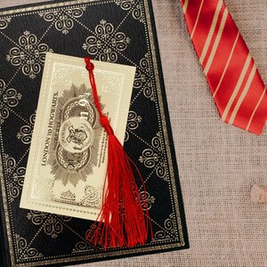 Tissu Coton imprimé sous licence Harry Potter Hogwarts sur fond Rouge - Par  10 cm
