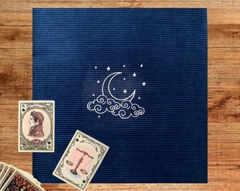 Tapis de Tarot en Velours Côtelé Bleu Antidérapant, Motif Lune et Nuage Pailleté Argenté, Nappe de Tirage divinatoire, Décoration autel