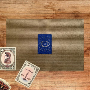 Tapis de Tarot petit modèle en Velours Côtelé Café au Lait Antidérapant, Motif carte Oracle Pailleté Bleu , Nappe de Tirage divinatoire