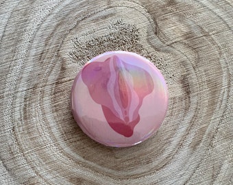 Badge Féministe Lèvres Holographique 44mm