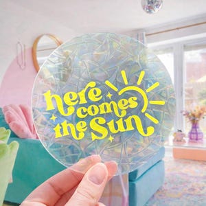 Here Comes The Sun - Sticker Suncatcher Arc-en-ciel Sun – Décoration de Fenêtre Lumineuse et Colorée