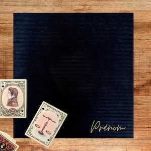 Antislip zwarte corduroy tarotmat, gepersonaliseerd met uw voornaam in gouden glitter, waarzeggerijtekeningtafelkleed