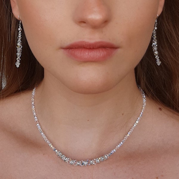 Parure di collana a girocollo ed Orecchini realizzata con perline di cristalli Swarovski Crystal AB. Elegantissimo set di lusso.