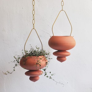 Par de vasos de cerâmica suspensos, terracota, obra de arte exclusiva, design artesanal para ambientes internos e externos
