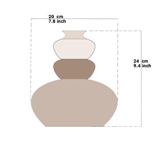 Op de afbeelding: Een gestapelde keramische vaas in beige en bruine tinten. De vaas is 24 cm hoog en 20 cm breed. Het ontwerp heeft een reeks afgeronde vormen, wat een unieke en moderne esthetiek cre&euml;ert. Geschikt voor interieurdecoratie.