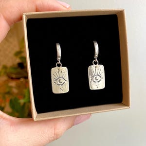 Boucles d'oreilles Huggie Hoop Third Eye, bijoux en argent sterling 925, Huggie Hoops de carte de tarot, cadeau pour elle, minimal, bijoux bohème