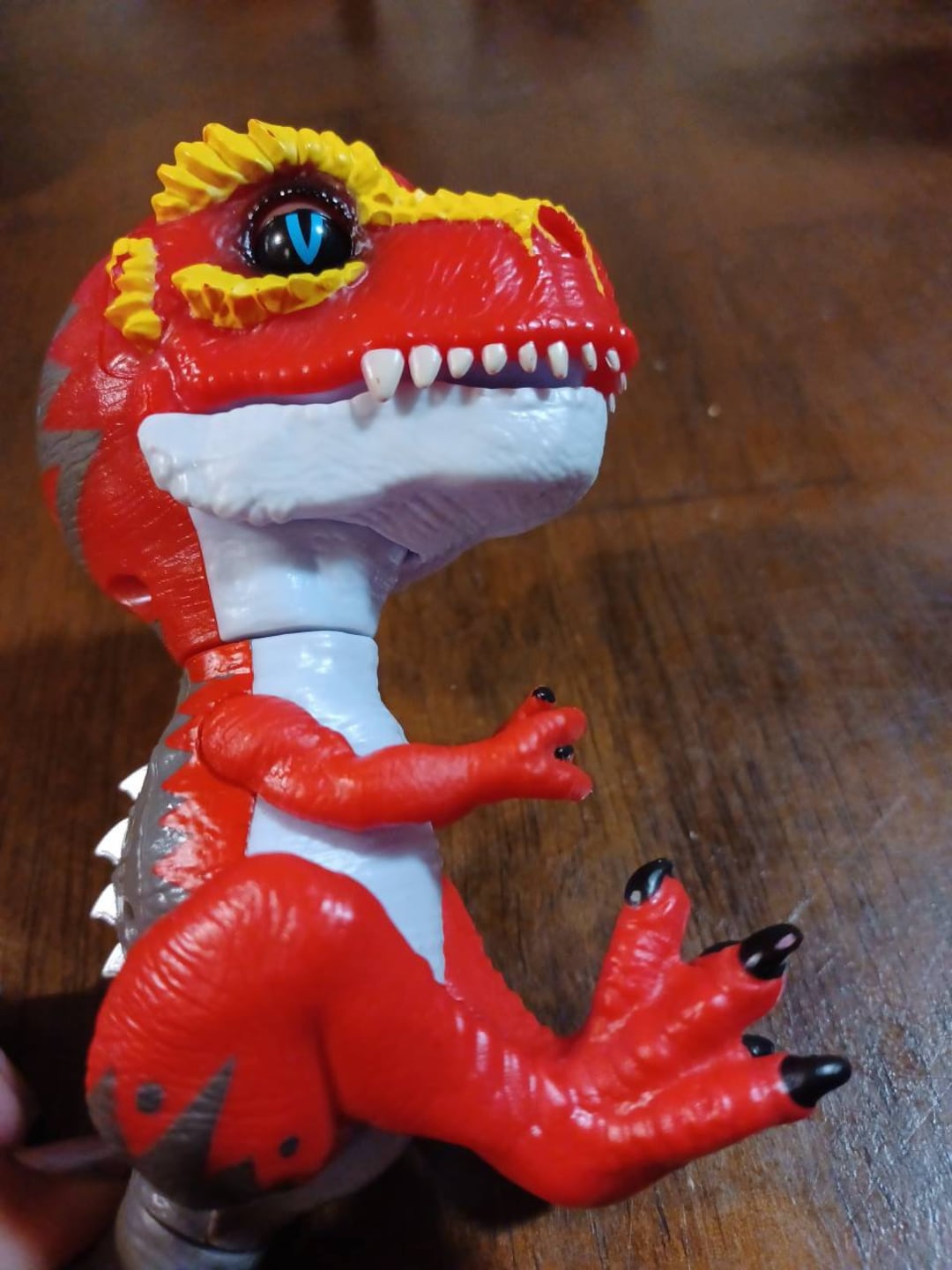 Untamed T-Rex Fingerling– Ripsaw (rojo) Dinosaurio coleccionable