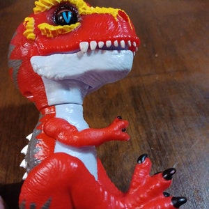 Untamed T-rex Fingerling– Ripsaw (red) Interactive Collectible