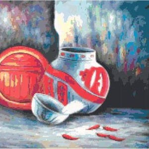 Peut inclure: Un vase en céramique blanche avec des accents rouges et bleus posé sur une table avec un objet circulaire rouge et un petit bol blanc. Le vase a un design décoratif avec un ruban rouge enroulé autour de lui. Il y a des piments rouges éparpillés sur la table.