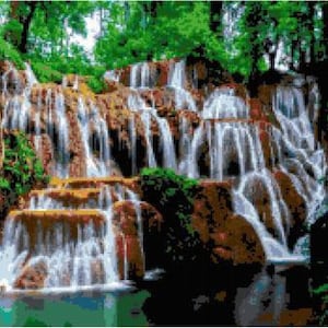 Könnte beinhalten: Ein Wasserfall stürzt über mit Moos bedeckte Felsen in einem üppigen grünen Wald. Das Wasser ist klar und glitzernd, und das umgebende Laub ist lebendig und grün.