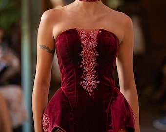 Vestido con corsé de terciopelo rojo burdeos. Vestido de noche con falda de encaje transparente y bordado a mano. Vestido de cóctel victoriano de estilo vintage.