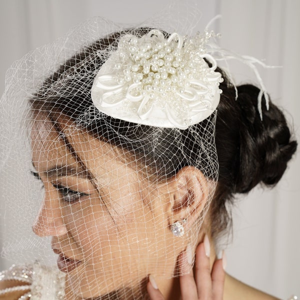 Chapeau de mariage BIRDCAGE VEIL avec perles. Pince à cheveux mini voile de mariée. Bibi blanc