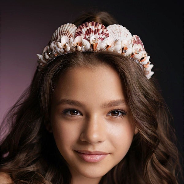 Couronne de sirène, couronne de coquillages. Le diadème de coquille est une couronne d’océan pour l’accessoire photo de sirène.