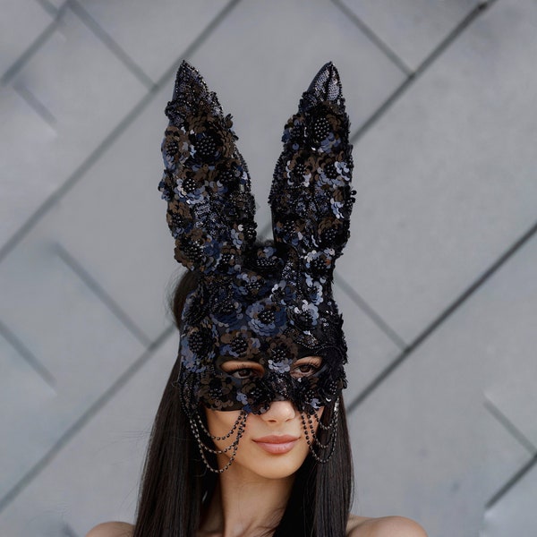 Máscara de Mascarada de Conejito Negro con cadenas. Máscara de Halloween burlesca, máscara de carnaval.