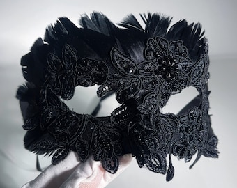 Masker met zwarte veren, gotische Venetiaanse stijl