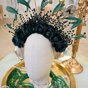 Green roses halo crown. Emerald green feather headpiece carnival crown. Halo flower crown. Sunburst crown, brazilian headdress image 2