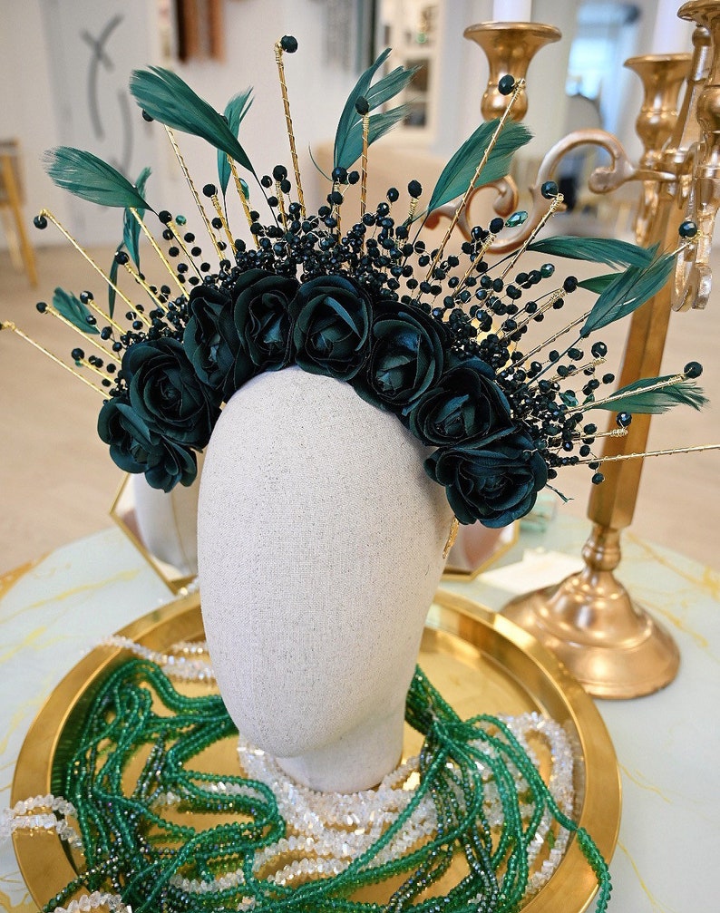 Green roses halo crown. Emerald green feather headpiece carnival crown. Halo flower crown. Sunburst crown, brazilian headdress image 2
