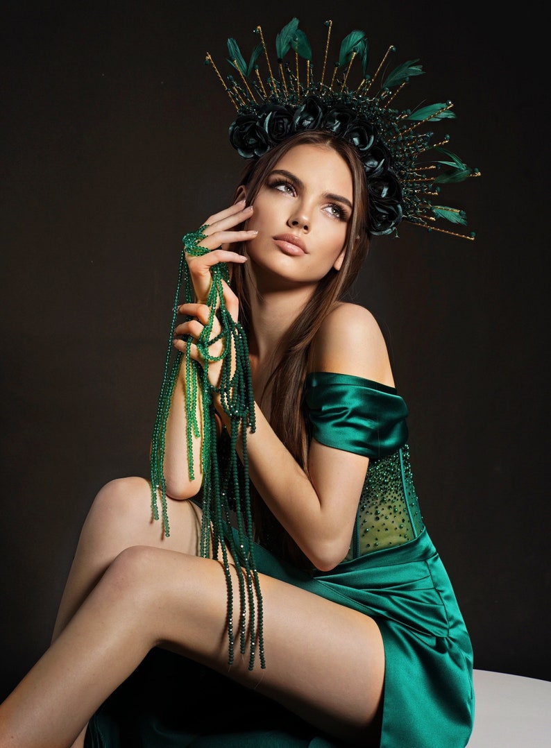Green roses halo crown. Emerald green feather headpiece carnival crown. Halo flower crown. Sunburst crown, brazilian headdress image 1