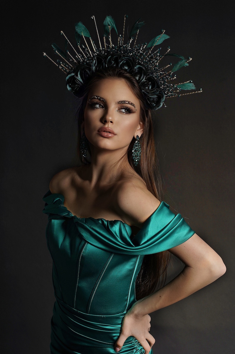 Green roses halo crown. Emerald green feather headpiece carnival crown. Halo flower crown. Sunburst crown, brazilian headdress image 4