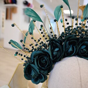 Green roses halo crown. Emerald green feather headpiece carnival crown. Halo flower crown. Sunburst crown, brazilian headdress image 9