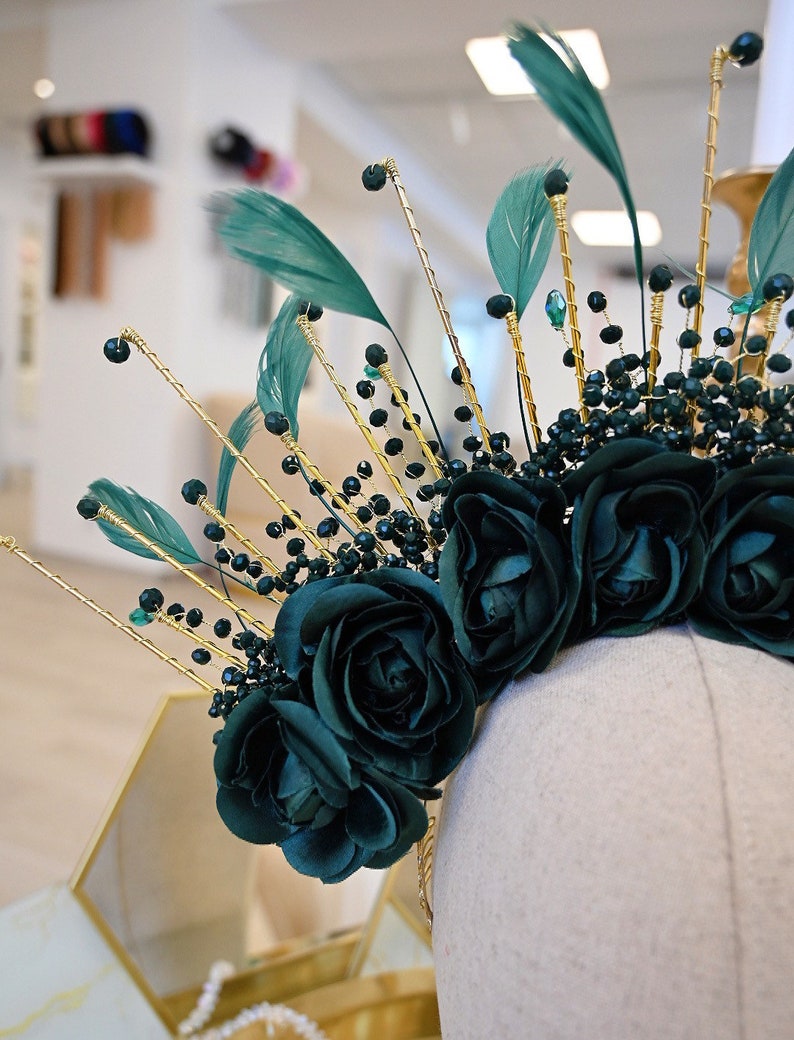 Green roses halo crown. Emerald green feather headpiece carnival crown. Halo flower crown. Sunburst crown, brazilian headdress image 9