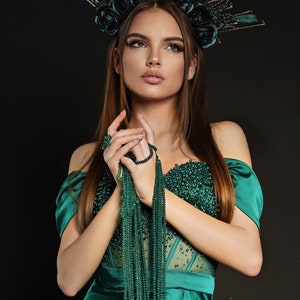 Green roses halo crown. Emerald green feather headpiece carnival crown. Halo flower crown. Sunburst crown, brazilian headdress image 3