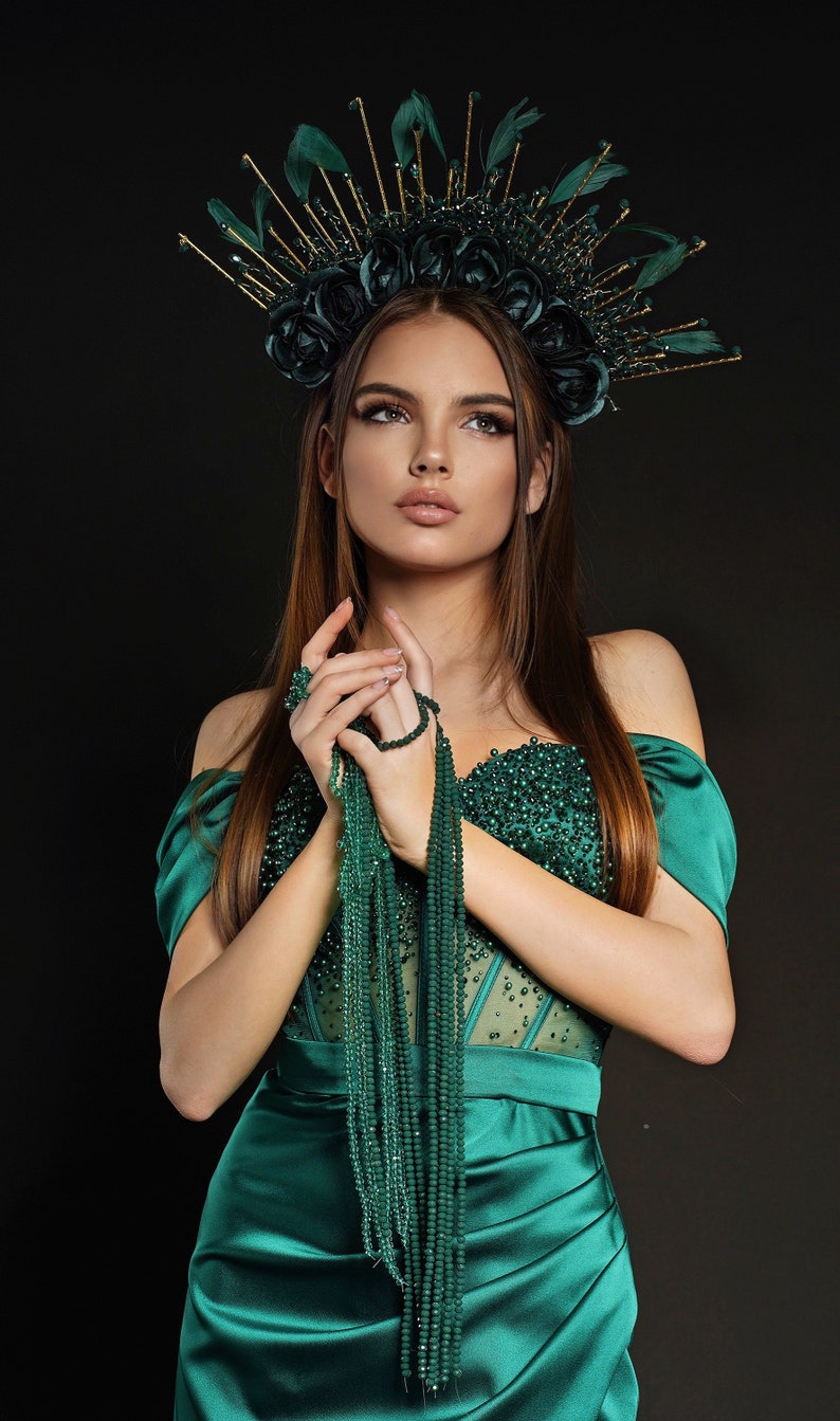 Green roses halo crown. Emerald green feather headpiece carnival crown. Halo flower crown. Sunburst crown, brazilian headdress image 3