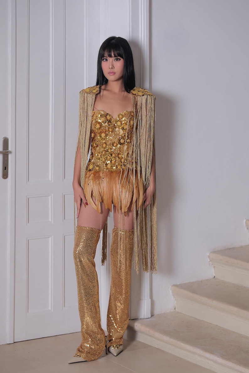Disfraz de rave con corsé dorado, falda de plumas y charreteras, disfraz de Hombre Ardiente. Disfraz de Cleopatra. Set with stockings