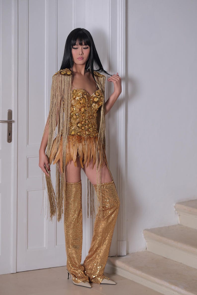 Disfraz de rave con corsé dorado, falda de plumas y charreteras, disfraz de Hombre Ardiente. Disfraz de Cleopatra. imagen 12