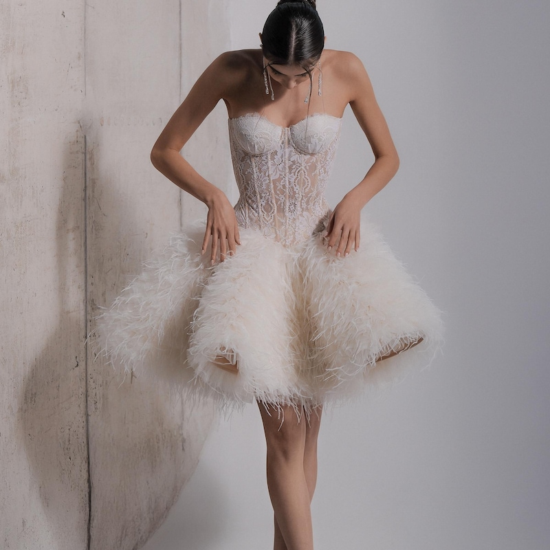 Elegant Feather Corset Wedding Dress: Timeless Glamour for Your Big Day
