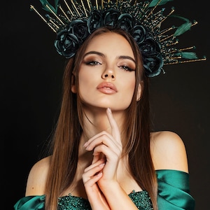 Green roses halo crown. Emerald green feather headpiece carnival crown. Halo flower crown. Sunburst crown, brazilian headdress image 5