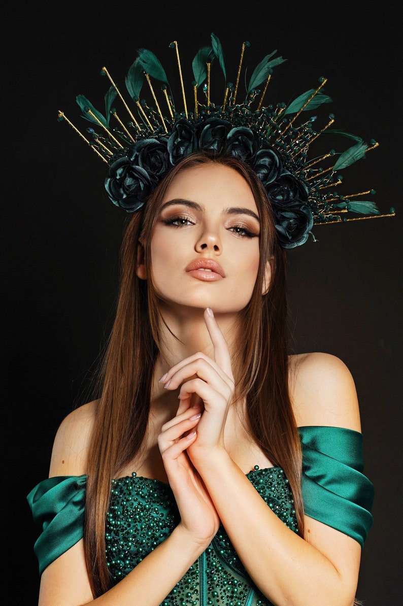 Green roses halo crown. Emerald green feather headpiece carnival crown. Halo flower crown. Sunburst crown, brazilian headdress image 5