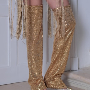 Disfraz de rave con corsé dorado, falda de plumas y charreteras, disfraz de Hombre Ardiente. Disfraz de Cleopatra. imagen 13