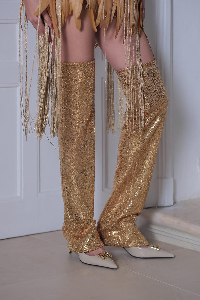 Disfraz de rave con corsé dorado, falda de plumas y charreteras, disfraz de Hombre Ardiente. Disfraz de Cleopatra. imagen 13