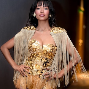Disfraz de rave con corsé dorado, falda de plumas y charreteras, disfraz de Hombre Ardiente. Disfraz de Cleopatra. Only epaulettes
