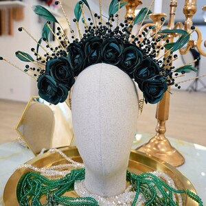 Green roses halo crown. Emerald green feather headpiece carnival crown. Halo flower crown. Sunburst crown, brazilian headdress image 8