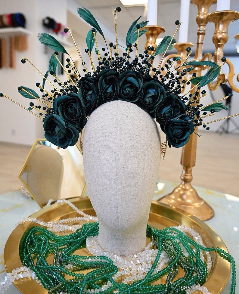 Green roses halo crown. Emerald green feather headpiece carnival crown. Halo flower crown. Sunburst crown, brazilian headdress image 8