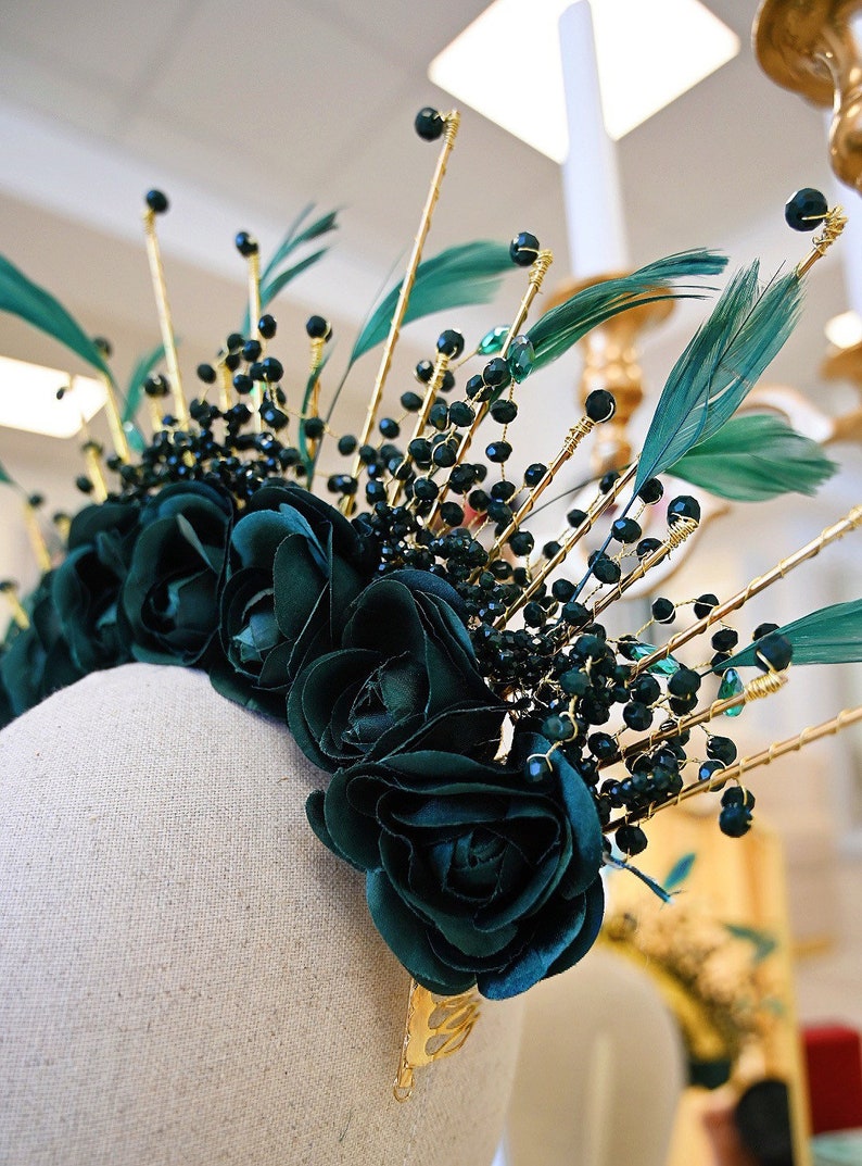 Green roses halo crown. Emerald green feather headpiece carnival crown. Halo flower crown. Sunburst crown, brazilian headdress image 6