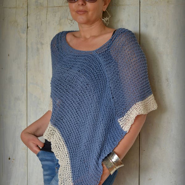 Handgestrickter Poncho aus Baumwolle, leichter Poncho, Boho Style, Sommer, jeansblau minimalistisch, locker gestrickt, Frauen künstlerische Ponchos