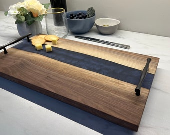 Grand plateau de service personnalisé en bois et résine époxy, planche à charcuterie époxy en bois de noyer avec poignées, cadeau de Noël, cadeau de pendaison de crémaillère.