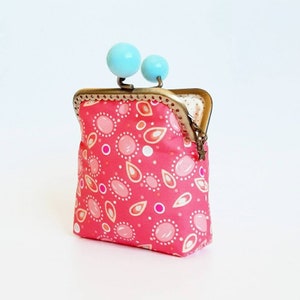 Monedero pequeño de algodón rosa y azul y cierre metalico con bolas azul pastel, tarjetero de tela Petit Pan color rosa con cierre kisslock