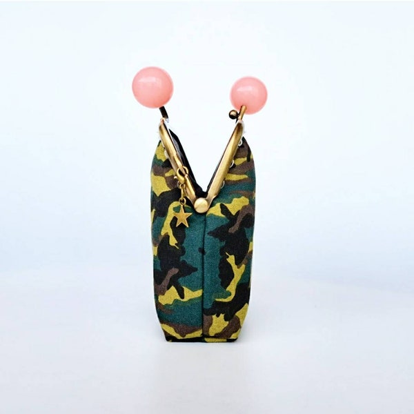 Monedero de camuflaje con cierre kisslock y grandes bolas, monedero pequeño en tela de algodón color verde y rosa con boquilla de metal clip