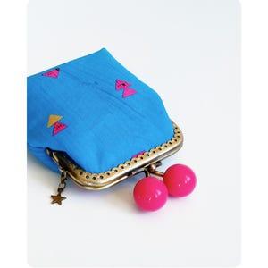 Monedero de tela azul con figuras geométricas y cierre de metal, cartera de mujer con boquilla de bolas fucsia, monedero de tela azul y rosa