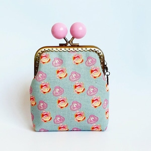 Monedero de tela japon algodón gris con flores rosas y boquilla de metal con bolas color rosa, portamonedas de flores regalo día de la madre