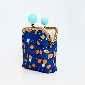 Cartera de tela algodón azul oscuro con topos caramelo y dorado, pequeño monedero de tela con cierre metálico de clip y bolas azul pastel