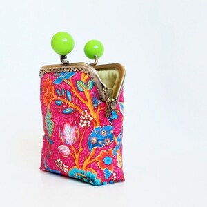 Cartera para tarjetas con cierre de metal y bolas de colores, monedero fucsia y cierre clip con bolas verde, tela de flores Odile Bailloeul
