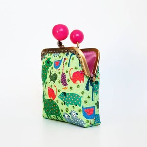 Porte-monnaie en tissu français multicolore animaux de la campagne, porte-cartes vert avec embout boule fuchsia, tissu animalier Odile Bailloeul