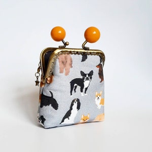 Cartera tarjetero de tela algodón  con razas de perros, monedero gris  con cierre metálico clip y bolas caramelo para amante de los perros